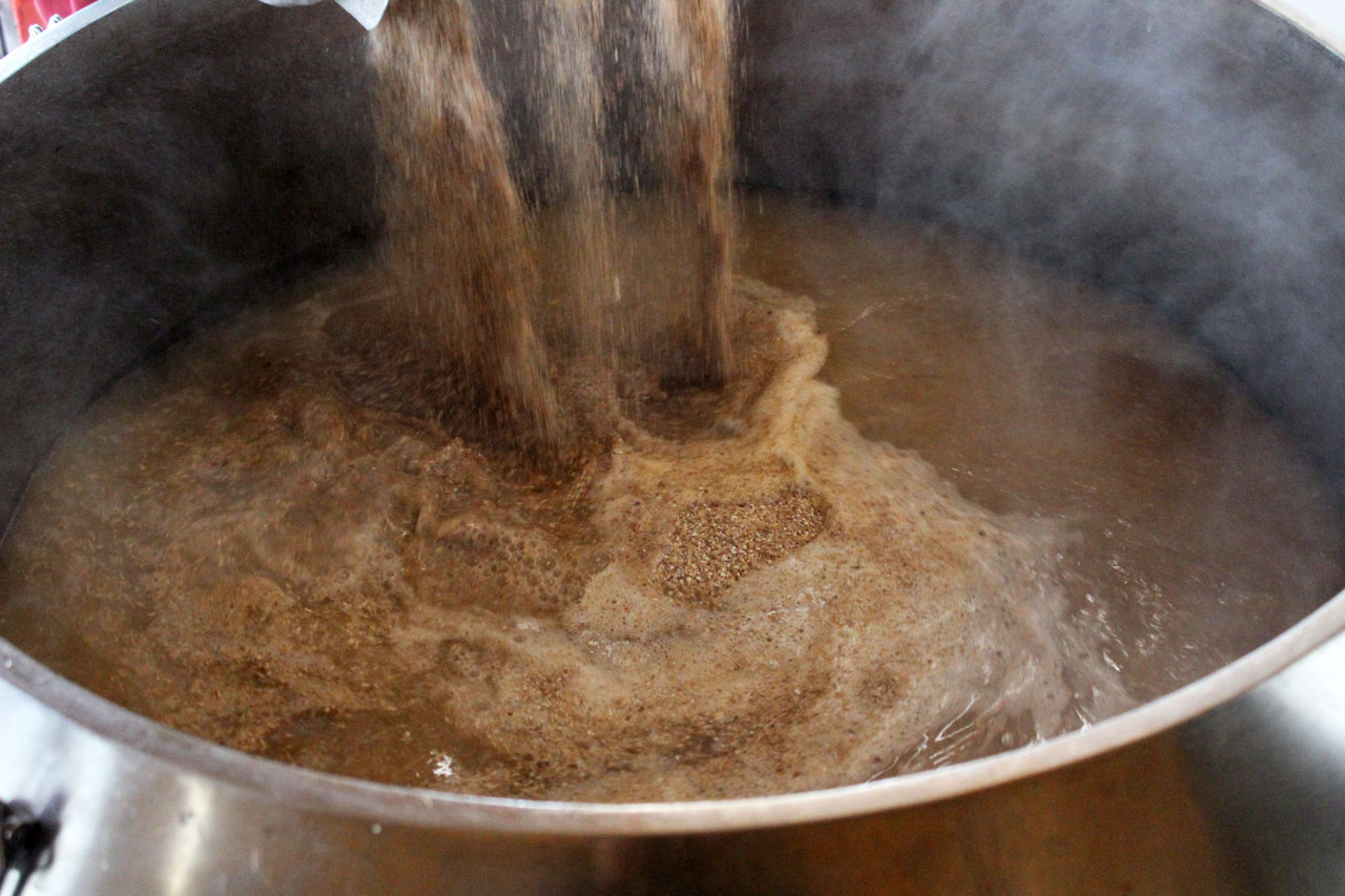 Hier wird das Malzschrot im Maischebottich mit Wasser vermischt und alles erhitzt.